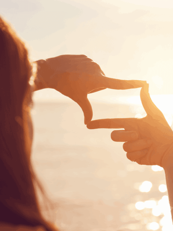 Herzförmige Handgesten im Sonnenuntergang, symbolisieren Liebe, Harmonie und positive Energie. Perfekt für Astrologie, spirituelle Beratung und Liebeshoroskope.