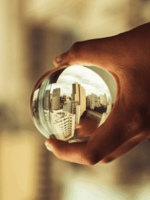 Spherischer Blick auf eine Stadt durch eine Kristallkugel, symbolisiert Klarheit, Perspektive und Astrologie. Perfekt für spirituelles Wachstum, Horoskope und Persönlichkeitsentwicklung.