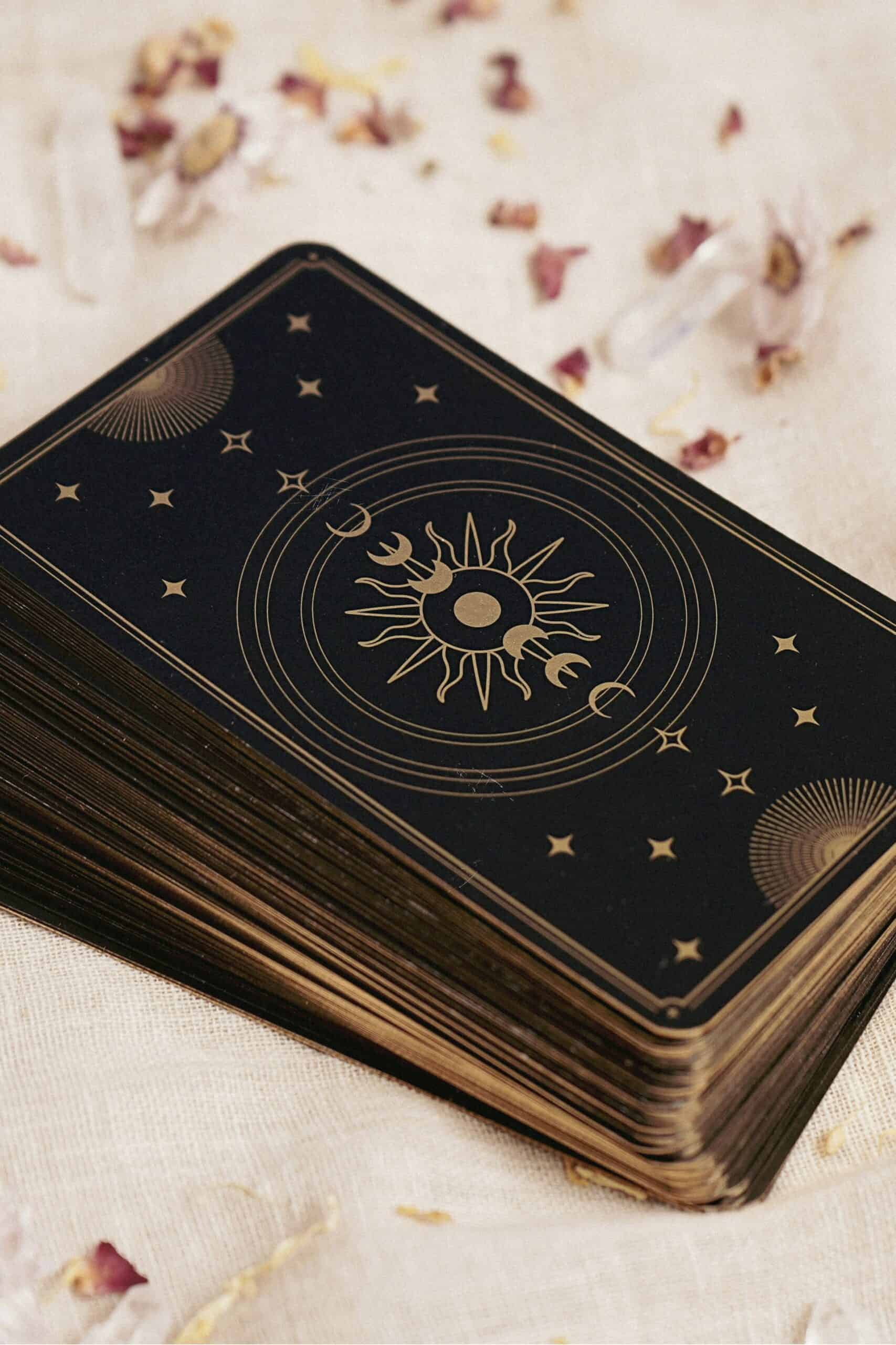 Magie der Sternzeichen, Tarotkarten und Astrologie für persönliche Horoskope und spirituelle Beratung.