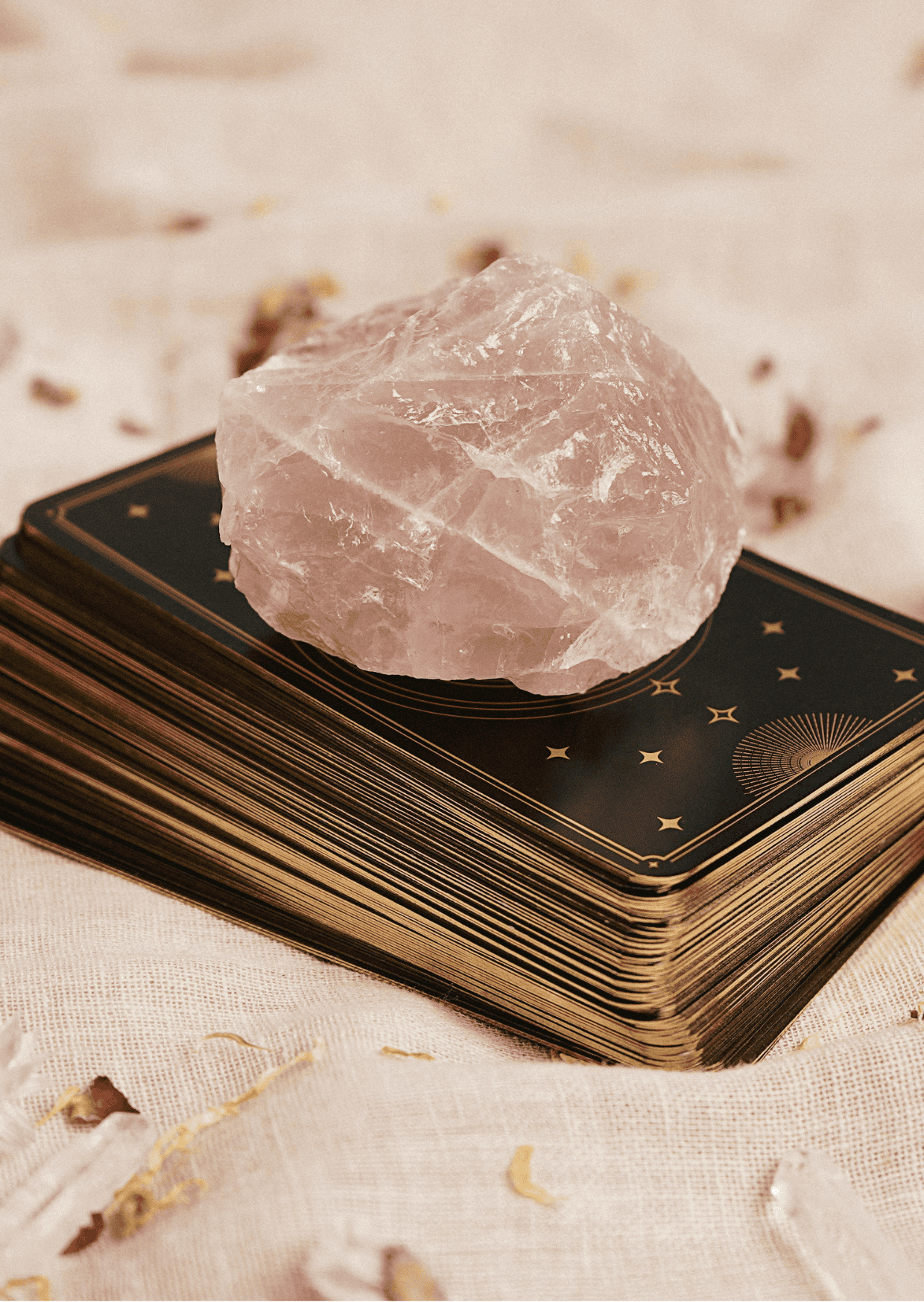 Rosenquarz Kristall auf Tarot-Karten, spirituelle Heilung, Energiearbeit, esoterische Kristalle, Astrologie, energetische Heilung, Heilstein, Wellness, Meditation, Liebe.
